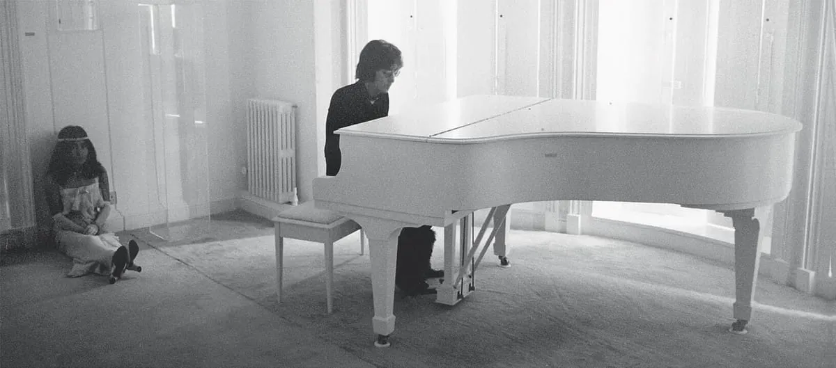 John Lennon au piano blanc, avec Yoko Ono, à Tittenhurst Park.